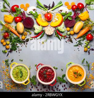 Concetto di zuppe salutari di verdure e legumi. Zuppa di piselli gialli, borscht rosso con fagioli e broccoli verdi con zuppa di lenticchie. Vista dall'alto. Foto Stock