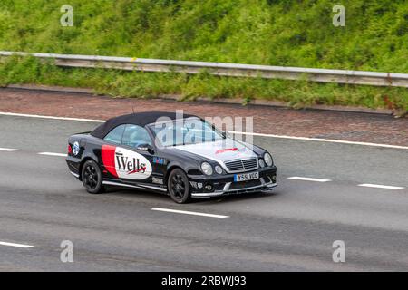 Wells computer Associates 2001 Mercedes Benz CLK NERO Avantgarde Komp.A Cabriolet; viaggia a velocità sostenuta sull'autostrada M6 a Greater Manchester, Regno Unito Foto Stock