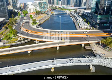 Vista aerea di strade e ponti che attraversano il fiume interno della città presso Docklands a Melbourne, Victoria, Australia Foto Stock