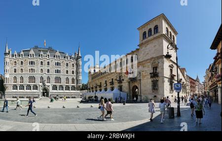 León Spagna - 07 04 2021: Vista panoramica presso il St Piazza Marcelo, Palazzo Guzmanes e Museo Casa Botines Gaudí, turisti in visita, León in discesa Foto Stock