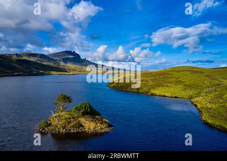 Regno Unito, Scozia, Isola di Skye, Old Man of Storr e Loch Fada Foto Stock