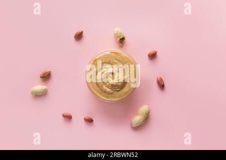 Pasta di arachidi in vetro gar. Concetto di nutrizione sana. Foto Stock