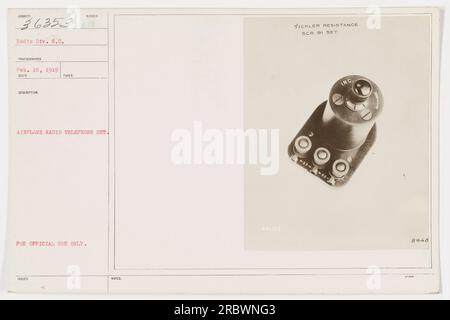 L'immagine mostra un personale militare americano che utilizza un radiotelefono su un aereo durante la prima guerra mondiale. La foto è stata scattata il 15 febbraio 1919 da un fotografo della divisione radio. Questa apparecchiatura è stata utilizzata solo a scopo di comunicazione ufficiale e reca il numero di identificazione 18BUED AB." Foto Stock