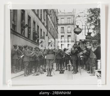 Una fotografia che mostra James Reece Europe dirigere la sua orchestra, la SINA T 30, durante la prima guerra mondiale Foto Stock