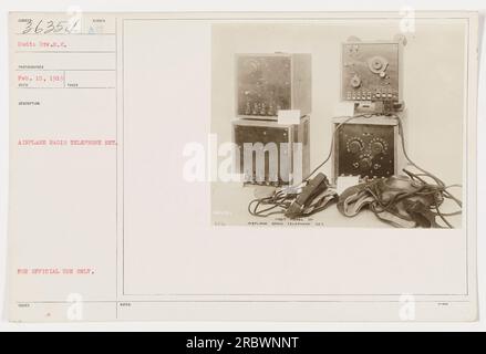 In questa foto del 15 febbraio 1919, vediamo un apparecchio radio-telefono per aerei rilasciato solo per uso ufficiale. Il set è in fase di ispezione da parte di un membro della radio Division della S.C. Il set, designato come 8516, rappresenta un passo significativo nell'incorporare la tecnologia radio nelle attività militari durante la prima guerra mondiale. Foto Stock