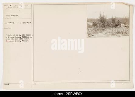 Soldati della compagnia G, 23rd Engineers, del 4th Army Corps che lavorano per riempire una strada allagata a Presnes, Meuse, Francia. Foto scattata dal sergente McAuley il 18 novembre 1918. Foto Stock