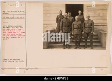 Il sergente Leon Caverly degli Stati Uniti Marine Corps è raffigurato in questa fotografia scattata il 28 maggio 1918 durante la prima guerra mondiale L'immagine lo mostra in piedi con il maggiore generale Omar Bundy e il suo staff. Anche il capitano Prichard, il tenente colonnello Herbst e il capitano Kerr sono presenti in fila posteriore, mentre il colonnello Brown e il colonnello Bridges sono in prima fila. La posizione è Shaumont-de-G-Vexin, Francia. La fotografia è stata censurata e rilasciata dal M.I.B. Censor il 28 giugno 1918. Foto Stock