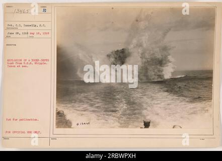 28 giugno 1918: Questa fotografia, scattata da Pvt. C.D. Donnelly, S.C., mostra l'esplosione di una 3001lb. Bomba di profondità dalla USS Whipple (DD-217) in mare. L'immagine non è destinata alla pubblicazione ed è etichettata come "rilasciata esclusivamente per uso ufficiale". Foto Stock