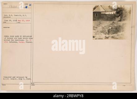 Soldato americano Pvt. E.R. Trabold del 16th Infantry, Morey, in Francia, si trova accanto ad un buco creato dall'esplosione di una bomba aerea tedesca. La bomba ha ucciso due americani. La foto è stata scattata il 28 giugno 1918 e pubblicata dalla censura M.I.B il 2 luglio 1918. Foto Stock