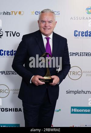 Foto del file datata 27/06/23 di Huw Edwards con il premio Live Event per il funerale di Stato della Regina Elisabetta II ai premi TRIC (The Television and radio Industries Club) al Grosvenor House Hotel di Londra. Edwards è il redattore più pagato della BBC, con una fascia di stipendi di 435.000 - 439.999, in aumento da 410.000 - 414.000 £ l'anno scorso, rendendolo il quarto talento più pagato con la società. Gary Lineker è il talento on-air più pagato della BBC per il sesto anno consecutivo e l'unica stella a guadagnare più di 1 milione di sterline nell'anno 2022/2023, secondo l'annuale della società Foto Stock