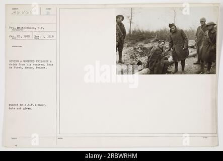 La Confraternita privata del reggimento della Carolina del Sud dà un drink dalla sua mensa a un prigioniero ferito a Bois de Foret, Mosa, Francia. La foto è stata scattata il 1° novembre 1918 da un fotografo sconosciuto e ricevuta il 23 gennaio 1919. Questa immagine è stata pubblicata dalla A.E.F. censor e non include note aggiuntive. Foto Stock