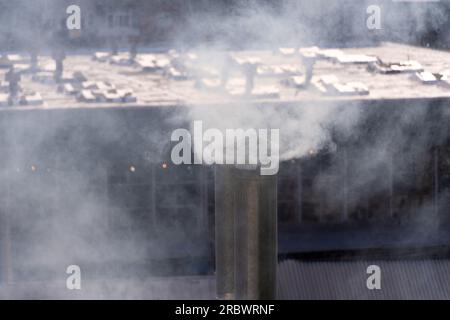 Primo piano dei tubi di stagno da fumo sullo sfondo di locali industriali, case Foto Stock