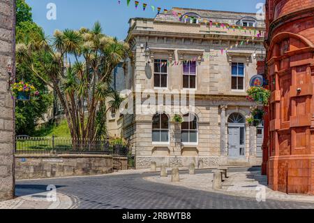 St. Austell, Cornovaglia, ha un grazioso centro cittadino noto per la sua architettura d'epoca, gli eleganti edifici vittoriani decorati con colori in pietra contrastanti. Foto Stock