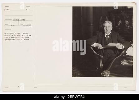 L'immagine mostra E. o M. Stephen Pichon, ministro degli affari esteri francese e membro della delegazione per la pace, a Parigi, in Francia nel 1919. La foto è stata scattata il 9 gennaio 1919. L'immagine è caratterizzata da un simbolo che è stato emesso insieme ad essa. Queste informazioni sono riportate nelle note della fotografia numero 35252. Foto Stock