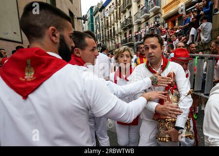 Pamplona, Spagna. 11 luglio 2023. I Bull Runners si avvicinano per toccare una figura di San Fermin, il santo patrono delle feste, prima dell'inizio della quinta corsa dei tori del festival di San Fermin a Pamplona, in Spagna, martedì 11 luglio 2023. Migliaia di persone hanno partecipato al quinto di otto toro corre attraverso le strette stradine del centro di Pamplona nella fiesta la cui fama internazionale è strettamente associata a Ernest Hemingway che lo descrive nel suo libro "anche il sole sorge". Foto di Paul Hanna/UPI Credit: UPI/Alamy Live News Foto Stock