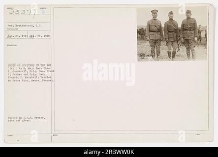 Gruppo di ufficiali della 1st Division fotografato il 31 marzo 1918. Gli ufficiali nella foto da sinistra a destra sono il maggiore generale Casn. F. Summerall, generale di brigata Frank P. Parker e generale di brigata Francis C. Marshall. La foto è stata scattata alla fattoria Verrier en Hesse a Meuse, in Francia. La foto è stata passata dal censore A.R.P., ma la data esatta è sconosciuta. Foto Stock