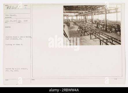 CPL. Tysell è mostrato in mostra a Camp Holabird, MD, lavorando sui carrelli di classe A e B. 1919 I carrelli sono in fase di preparazione per il trasporto, come indicato dalla DIDASCALIA "CASSA SUNDER". Questa foto è stata scattata e ricevuta il 29 gennaio 1919, e passava attraverso il censore M.I.D.. Foto Stock