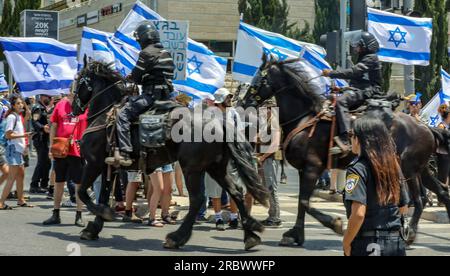 Gerusalemme, Israele. 11 luglio 2023. Agenti di polizia a cavallo che affrontano i manifestanti in una manifestazione contro la rivoluzione giudiziaria che il governo israeliano sta pianificando credito: Yoram Biberman/Alamy Live News. Foto Stock