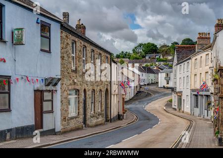 Un paesaggio soleggiato della strada principale che attraversa la piccola cittadina di Lostwithiel, Cornovaglia. Questa colorata strada è caratterizzata da un'architettura molto diversa. Foto Stock