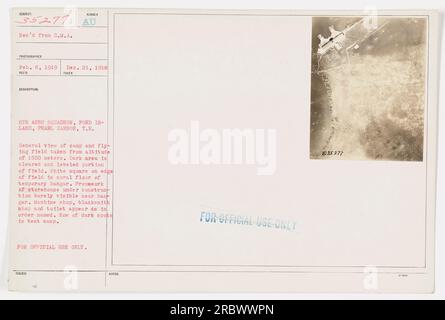 Vista generale del campo e del campo di volo a Ford Island, Pearl Harbor. La foto, scattata il 6 agosto 1918, mostra una parte del campo liscia e livellata, con un hangar temporaneo che mostra un quadrato bianco di fondo corallino. Si possono vedere la costruzione di un magazzino e varie altre strutture. Una fila di macchie scure rappresenta il campo della tenda. Questa immagine è destinata esclusivamente all'uso ufficiale." Foto Stock