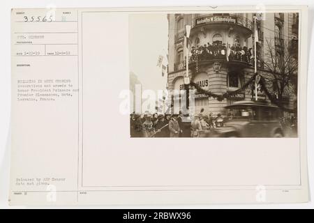 Pvt. Gibbons ha catturato una scena all'e Building di Metz, in Francia, l'8 dicembre 1918. L'immagine mostra le decorazioni e una grande folla riunita per onorare il presidente Poineare e il Premier Clemenceau. La foto è stata scattata a Sumber Rico e pubblicata dalla AEP Censor. Didascalia fornita da Auskunftei W. Schimmelpfeng. Foto Stock