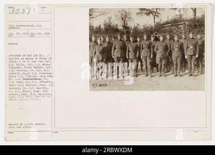 Ufficiali della 1a Divisione a Verrier en Hesse, Francia, di fronte al quartier generale. Da sinistra a destra: Col. F.B. Willy, col. J.O. Mabee, Brig. Gen. Frank Parker, col. J.N. Greeley, tenente colonnello W.O. Boswell, maggiore H.E. Norseley, maggiore P.E. Peabody. Fila posteriore: GT. J.D. Felalberston, tenente J.E. Keen, tenente F.A. Arbuckle, capitano H.A. Barrone, capitano J.E. Garnsey, tenente E.P. Marrill, tenente J.A. Edgar, capitano D.E. Ackers, capitano W.E. Haselton, capitano J.D. Boll. Foto scattata il 29 ottobre 1918. Foto Stock