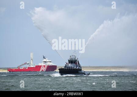 Den Helder, 2 luglio 2023. Una barca dei pompieri rende omaggio alle navi in partenza. Foto di alta qualità Foto Stock