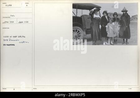 Soldati della 80th Division a Camp Lee, Virginia, nel giugno 1918. La fotografia è stata scattata e rilasciata dalla Signal Corps. I soldati possono essere visti interagire con i visitatori. Foto Stock