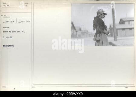 I soldati americani sono addestrati a Camp Lee, Virginia, durante la prima guerra mondiale. La fotografia mostra soldati in uniforme impegnati in attività di allenamento fisico. L'immagine è stata scattata nel giugno 1918. Il visitatore menzionato nella descrizione non è specificato. Camp Lee fu un importante centro di addestramento durante la guerra. Foto Stock