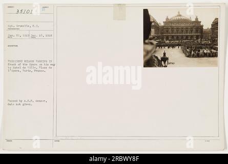 Il presidente Wilson passa di fronte all'Opera mentre si dirige all'Hotel de Ville di Parigi, in Francia. Questa foto è stata scattata il 22 gennaio 1919. L'immagine fa parte della serie 111-SC-35101, fotografata dal sergente Grunelle. È stato approvato da A.E.F. censor, tuttavia, la data della censura è sconosciuta. Foto Stock