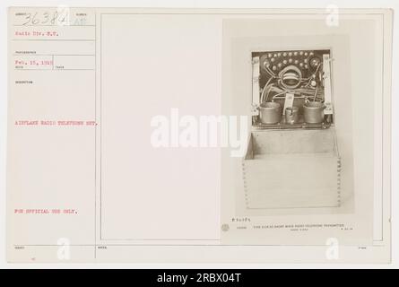 Soldati che gestivano un radiotelefono su un aereo durante la prima guerra mondiale. Il set, etichettato come S-CR-93, è stato utilizzato per la comunicazione militare ufficiale. La fotografia fornisce uno sguardo sulla tecnologia avanzata impiegata dall'esercito americano durante la guerra. Foto Stock
