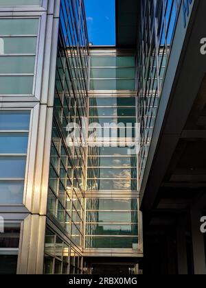 Edificio dall'architettura moderna, con pareti o facciate di vetro, niente persone. Foto Stock