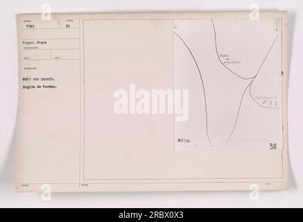 Una fotografia del personale militare americano che esamina mappe e carte nella regione di Verdun durante la prima guerra mondiale. La foto è stata scattata dal Signal Corps ed è numerata 111-SC-8793. Mostra i soldati che studiano diagrammi e piani strategici relativi all'area. Foto Stock