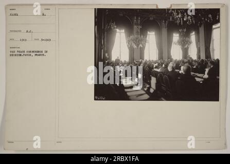 Didascalia: Conferenza di pace in sessione a Parigi, Francia. La fotografia, scattata nel marzo 1919, mostra i delegati riuniti per negoziare i termini dell'accordo di pace. Questo importante evento mirava a porre fine alla prima guerra mondiale e a gettare le basi per un ordine globale più stabile. Foto Stock