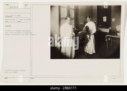 Privato Clyde i Eddy sottoposto a trattamento dentale all'interno dell'infermeria dentale presso la 1st Depot Division, U.S. Corpo dei Marines a Chatillon-Sur-Cher, Francia. La foto è stata scattata il 20 gennaio 1919 e ricevuta l'11 novembre 1918. E' stato approvato dal censore A.E.P. (Note: 34816). Foto Stock