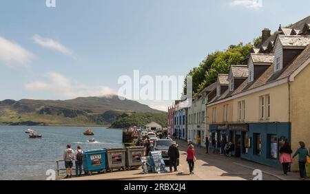 Portree, Isola di Skye, Scozia, Regno Unito. 5 giugno 2023. Porto di Portree piccole barche, case colorate e negozi affacciati sulla baia. Estate. Foto Stock