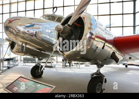 Lockheed Model 10-e Electra aeroplano bimotore nella livrea di Amelia Earhart in mostra al Museum of Flight Seattle Washington State USA Foto Stock