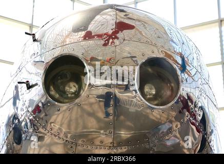 Naso dell'aereo Lockheed Model 10-e Electra nella livrea di Amelia Earhart in mostra al Museum of Flight Seattle Washington State USA Foto Stock