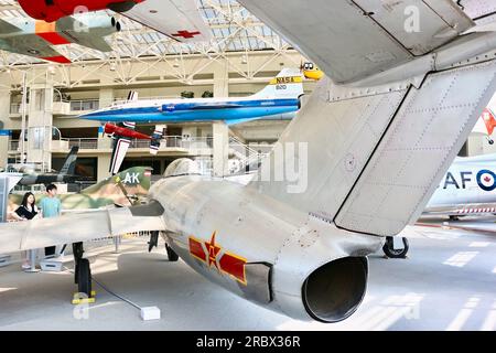 Vista posteriore del Mikoyan-Gurevich MIG-15bis caccia cinese modificato a reazione nella Great Gallery, il Museo del volo Seattle, Washington State USA Foto Stock