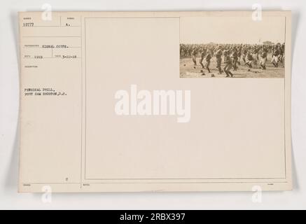 Soldati che conducono esercitazioni fisiche a Fort Sam Houston, Texas. Questa foto è stata scattata nel 1919 dal Signal Corps. I soldati stanno partecipando a un esercizio di routine per migliorare la loro forma fisica. Foto Stock