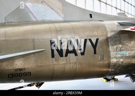 Cartello della Marina sulla fusoliera di un Vought della marina statunitense (XF-8A) XF8U-1 Crusader 899 prototipo di caccia jet il Museum of Flight Seattle Washington State USA Foto Stock