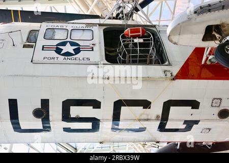 1966 elicottero Sikorsky (S-62A) HH-52A Seaguard che guarda la porta aperta e il cesto di salvataggio del Museum of Flight Seattle Washington State USA Foto Stock