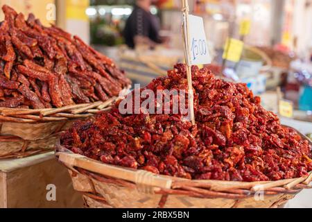 Cestino con pomodori secchi sul mercato alimentare Ballaro di Palermo Foto Stock