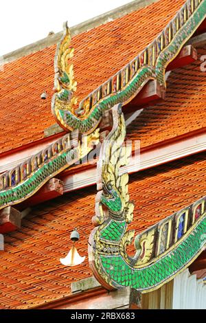 Incredibile Naga's Head Lower Finial del Tempio buddista chiamato Hang Hong, Wat Phra That Chang Kham Worawihan, provincia di Nan, Thailandia settentrionale Foto Stock