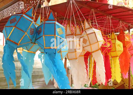 Lanterna di carta dai colori vivaci o Lanterna Yee Peng, Lanterna tradizionale della Thailandia del Nord Foto Stock