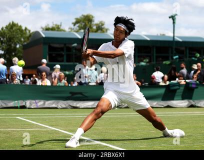 Yi Zhou in azione contro Henry Jefferson (non nella foto) il giorno nono dei Campionati di Wimbledon 2023 all'All England Lawn Tennis and Croquet Club di Wimbledon. Data foto: Martedì 11 luglio 2023. Foto Stock