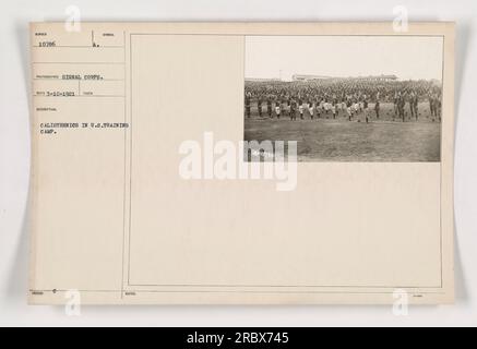 Soldati che partecipano ad esercitazioni calisteniche in un campo di addestramento degli Stati Uniti durante la prima guerra mondiale La foto, scattata dal Signal Corps, mostra le attività di addestramento fisico svolte da personale militare americano. L'immagine è numerata 111-SC-10786 ed è stata scattata il 10 marzo 1921. Foto Stock