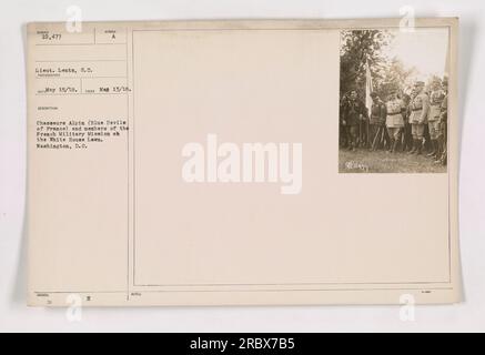 Membri della missione militare francese, tra cui i cacciatori Alpin (Blue Devils of France), raffigurati sul prato della Casa Bianca a Washington, D.C. il 15 maggio 1918. Il tenente Lents ha catturato la scena in questa fotografia, che è catalogata come 111-SC-10477 nella collezione delle attività militari americane durante la prima guerra mondiale. Il 13 maggio 1918 è indicato come la data in cui il negativo è stato preparato. Foto Stock