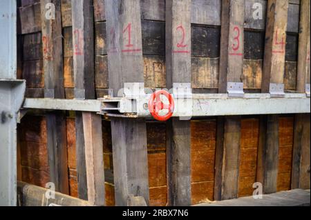 Pressa per la produzione di sidro Asturiano naturale tradizionale fatto da mele fermentate in botti di legno per diversi mesi dovrebbe essere versato da grande hei Foto Stock