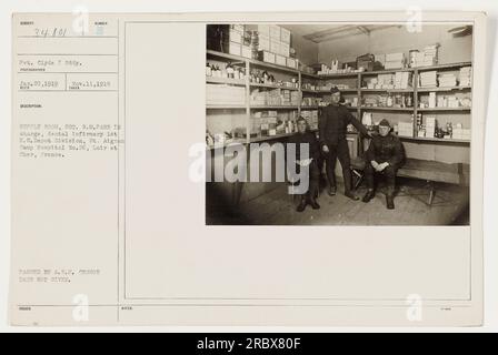 Pvt. Clyde i Eddy all'infermeria dentale nel 1° U.S. Depot Division's St. Aignan Camp Hospital No.26, a Loir et Cher, Francia. La foto è stata scattata da Sot. R.M.Parr il 20 gennaio 1919. Eddy viene visto in piedi accanto alle forniture dentali, indossando un'uniforme militare completa. Foto Stock